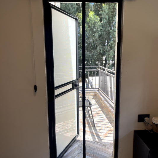 רשת לדלת תצוגה פנימית